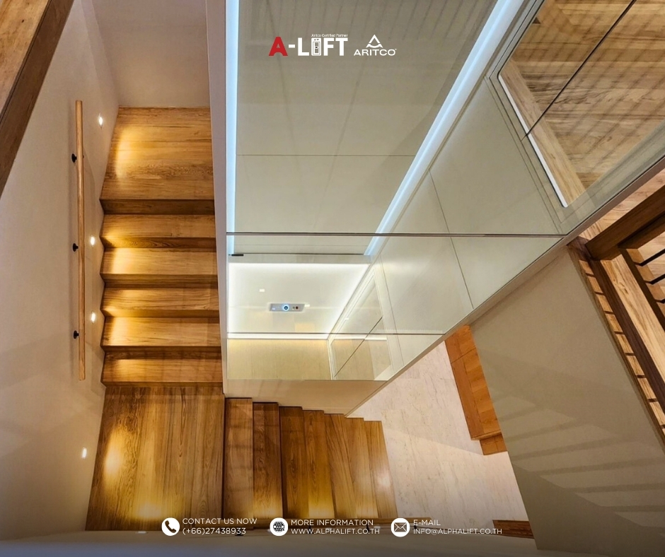 มุมมองจากด้านบนของลิฟต์บ้าน Aritco HomeLift S15 ระบบสกรู ที่ออกแบบให้กลมกลืนกับโถงบ้านและบันไดภายในบ้าน 2 ชั้น