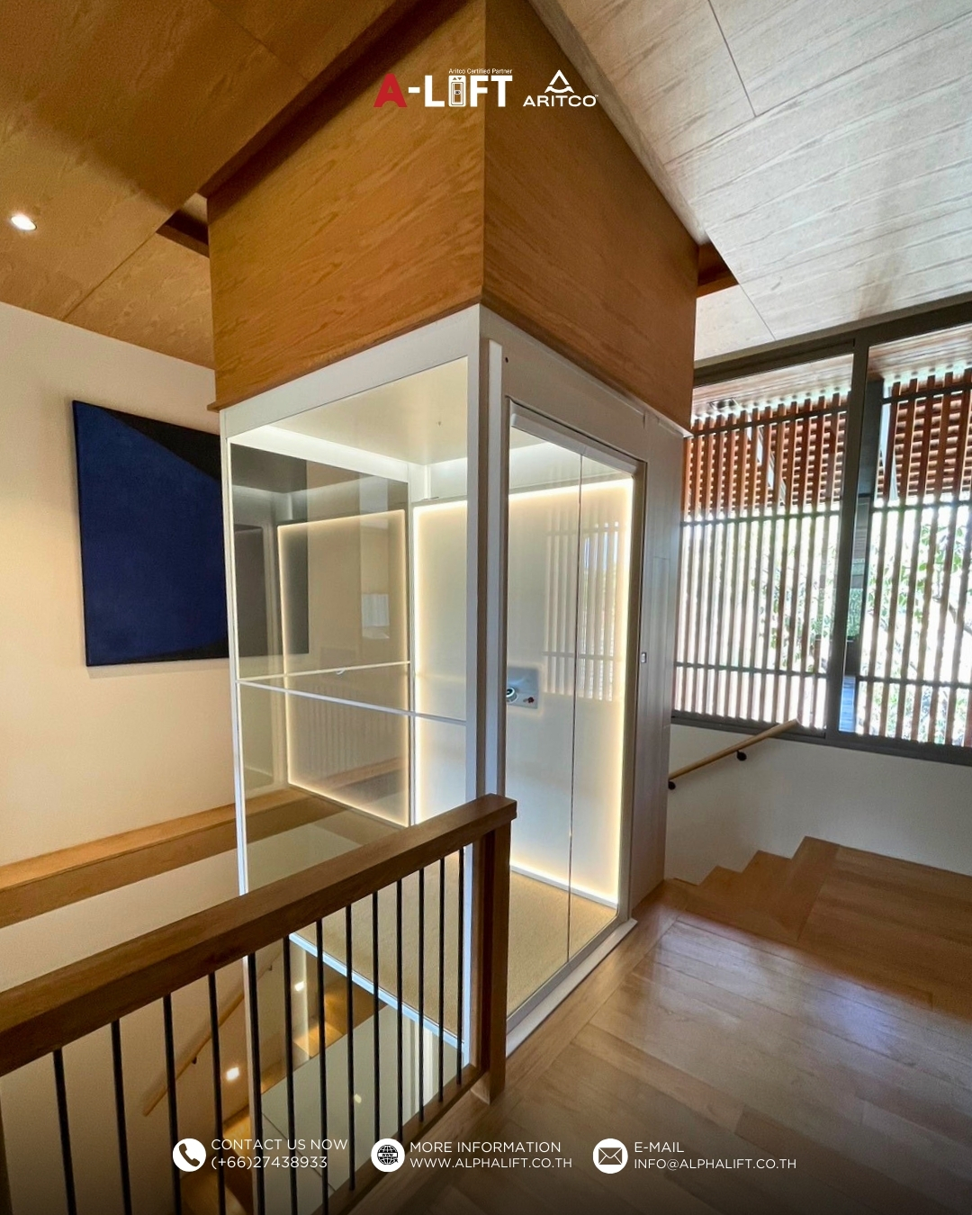 ลิฟต์บ้าน Aritco HomeLift S15 ระบบสกรู กระจกใส เชื่อมพื้นที่โถงบันไดและชั้นบนของบ้าน 2 ชั้น ออกแบบให้โปร่งและกลมกลืนกับพื้นที่ภายใน
