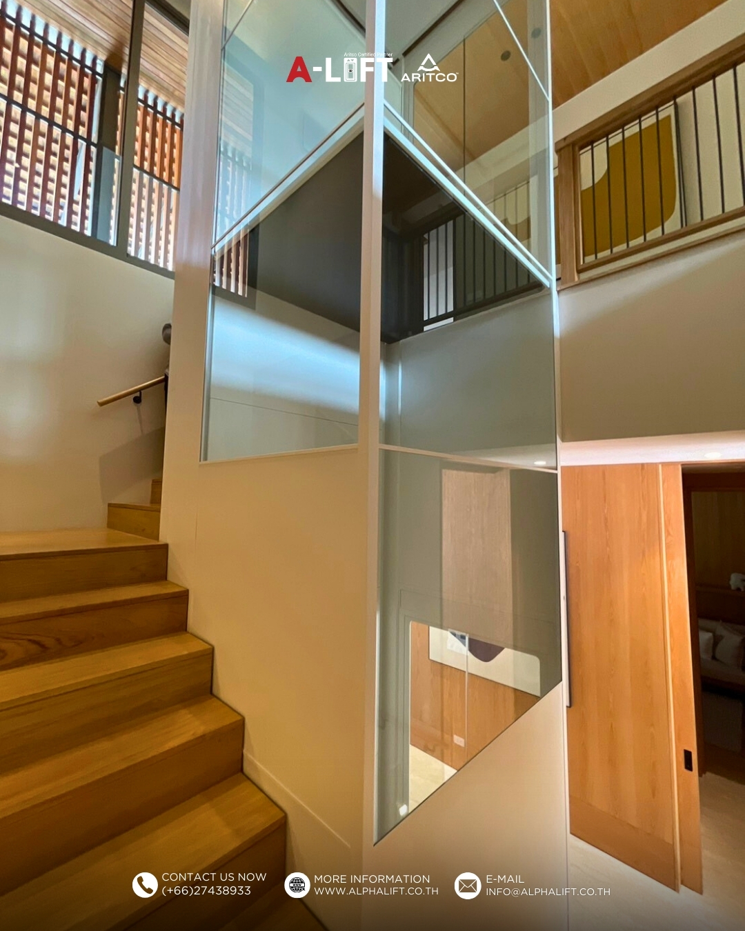 ปล่องลิฟต์บ้าน Aritco HomeLift S15 ที่ออกแบบผสมผสานผนังทึบและผนังกระจกเข้าด้วยกันอย่างลงตัว แสดงอิสระในการออกแบบลิฟต์บ้านภายในบ้านพักอาศัย