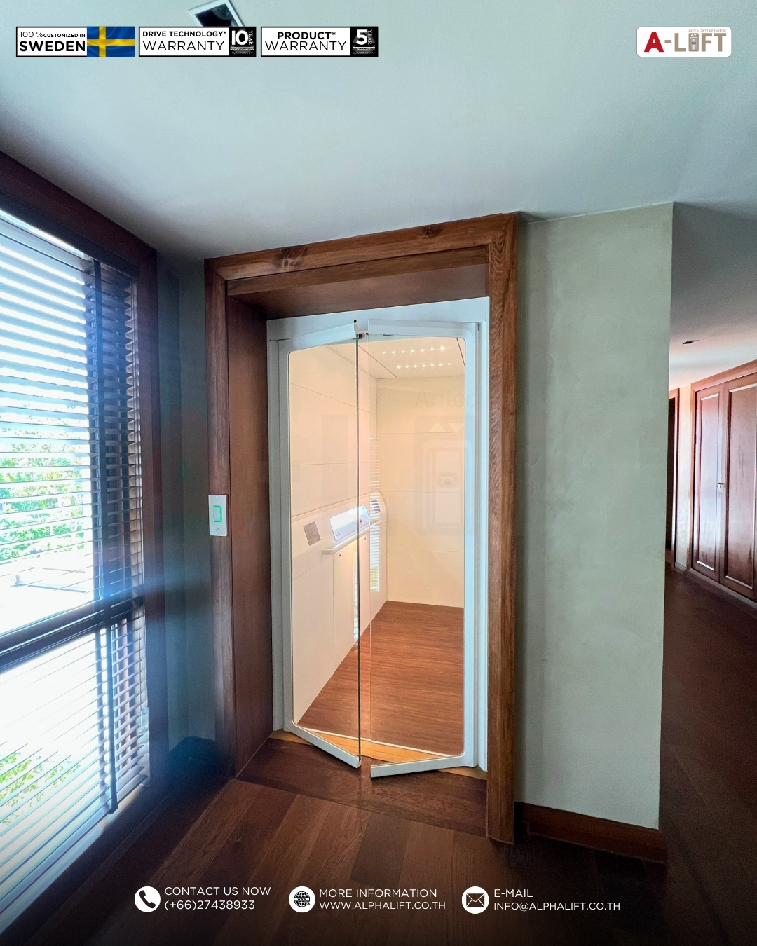 ลิฟต์บ้าน Aritco HomeLift Access ขณะประตูเปิดออก เพื่อความสะดวกในการเข้า–ออกบ้าน 2 ชั้น และรองรับผู้สูงอายุ