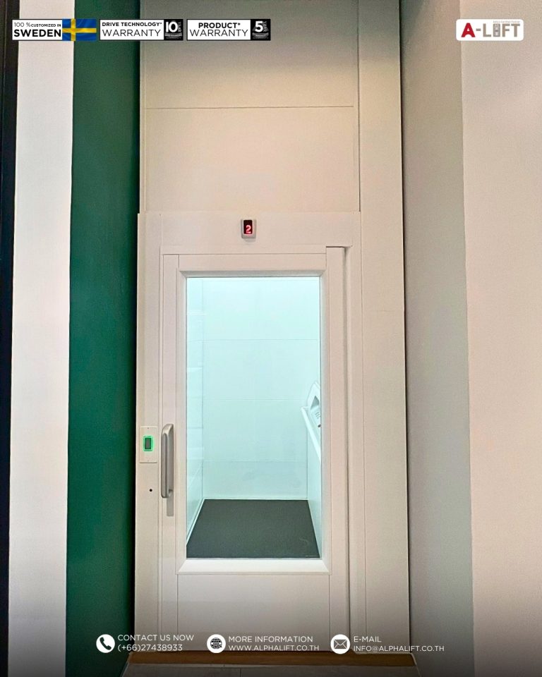 ลิฟต์บ้าน Aritco HomeLift Access บริเวณชั้น 2 ของอาคารสำนักงาน มุมมองจากภายนอกผ่านประตู Large Glass Door เห็นห้องโดยสารภายใน