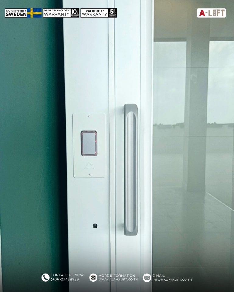 ราวจับและปุ่มเรียกลิฟต์ของลิฟต์บ้าน Aritco HomeLift Access บริเวณชั้น 2–3 ประตู Large Glass Door สำหรับอาคารสำนักงาน