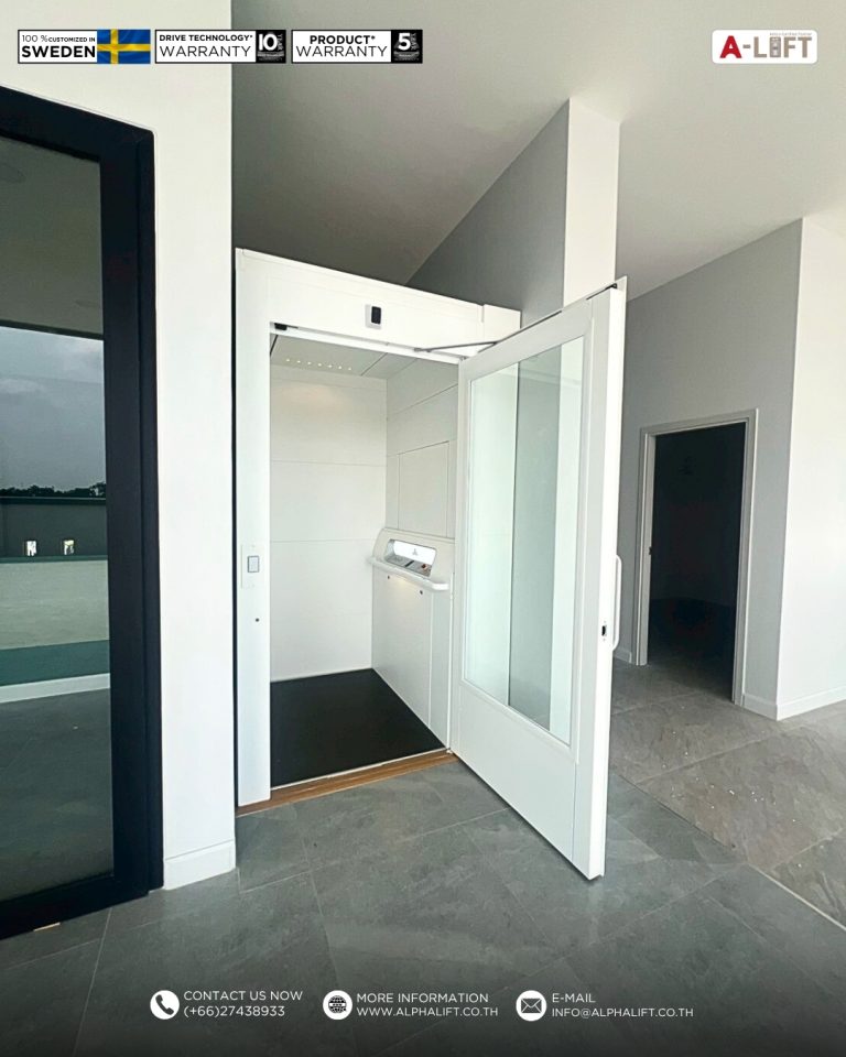 ลิฟต์บ้าน Aritco HomeLift Access ขณะเปิดประตูด้วยตนเอง สามารถเปิดค้างไว้เพื่ออำนวยความสะดวกในการขนย้ายสิ่งของและผู้ใช้งานรถเข็น