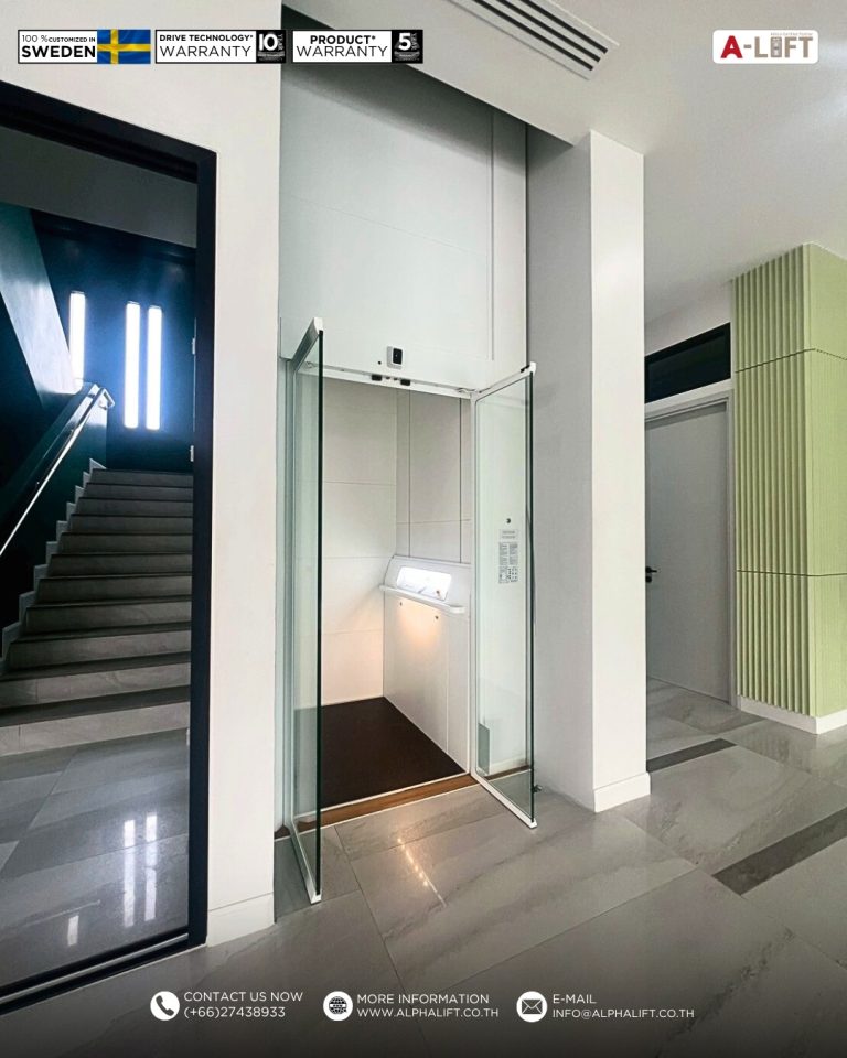 ลิฟต์บ้าน Aritco HomeLift Access สำหรับผู้บริหาร ในอาคารสำนักงานขนาดเล็ก 3 ชั้น จังหวัดระยอง ขณะประตูลิฟต์กำลังเปิดพร้อมใช้งาน