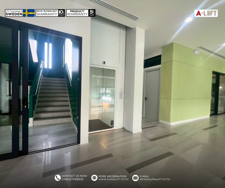 ลิฟต์บ้าน Aritco HomeLift Access ติดตั้งในอาคารสำนักงาน 3 ชั้น จังหวัดระยอง ในสภาพปิดประตู แสดงงานติดตั้งที่เสร็จสมบูรณ์โดยทีมแอลฟา-ลิฟต์