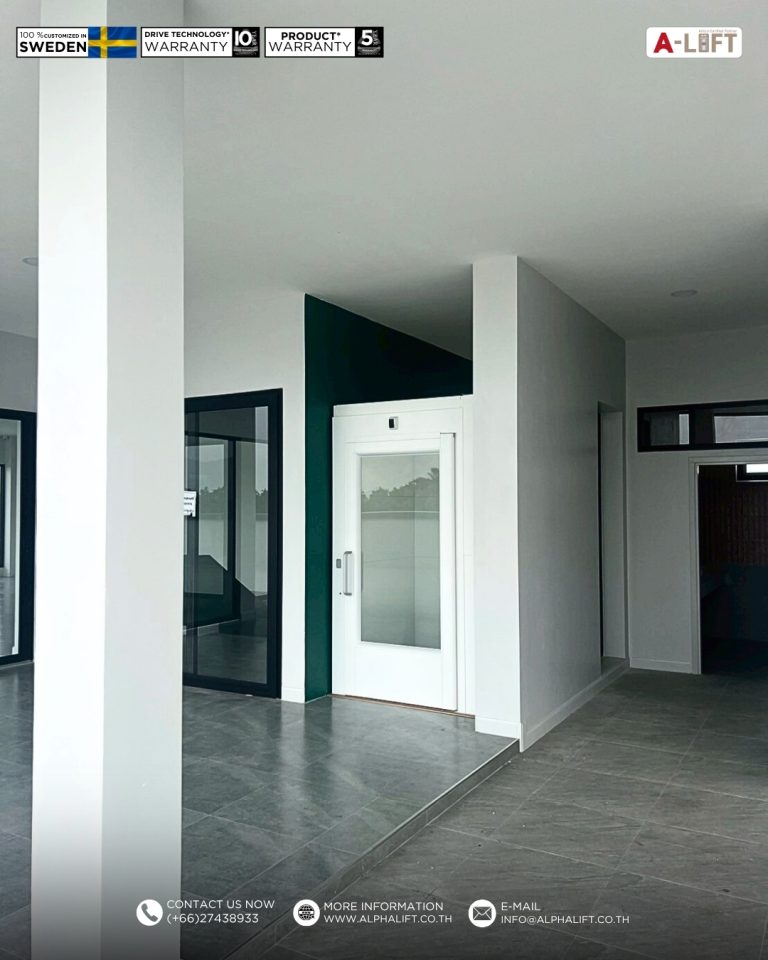 ลิฟต์บ้าน Aritco HomeLift Access ติดตั้งในอาคารสำนักงาน 3 ชั้น มุมมองระยะไกล แสดงการติดตั้งที่ลงตัวในพื้นที่จำกัด