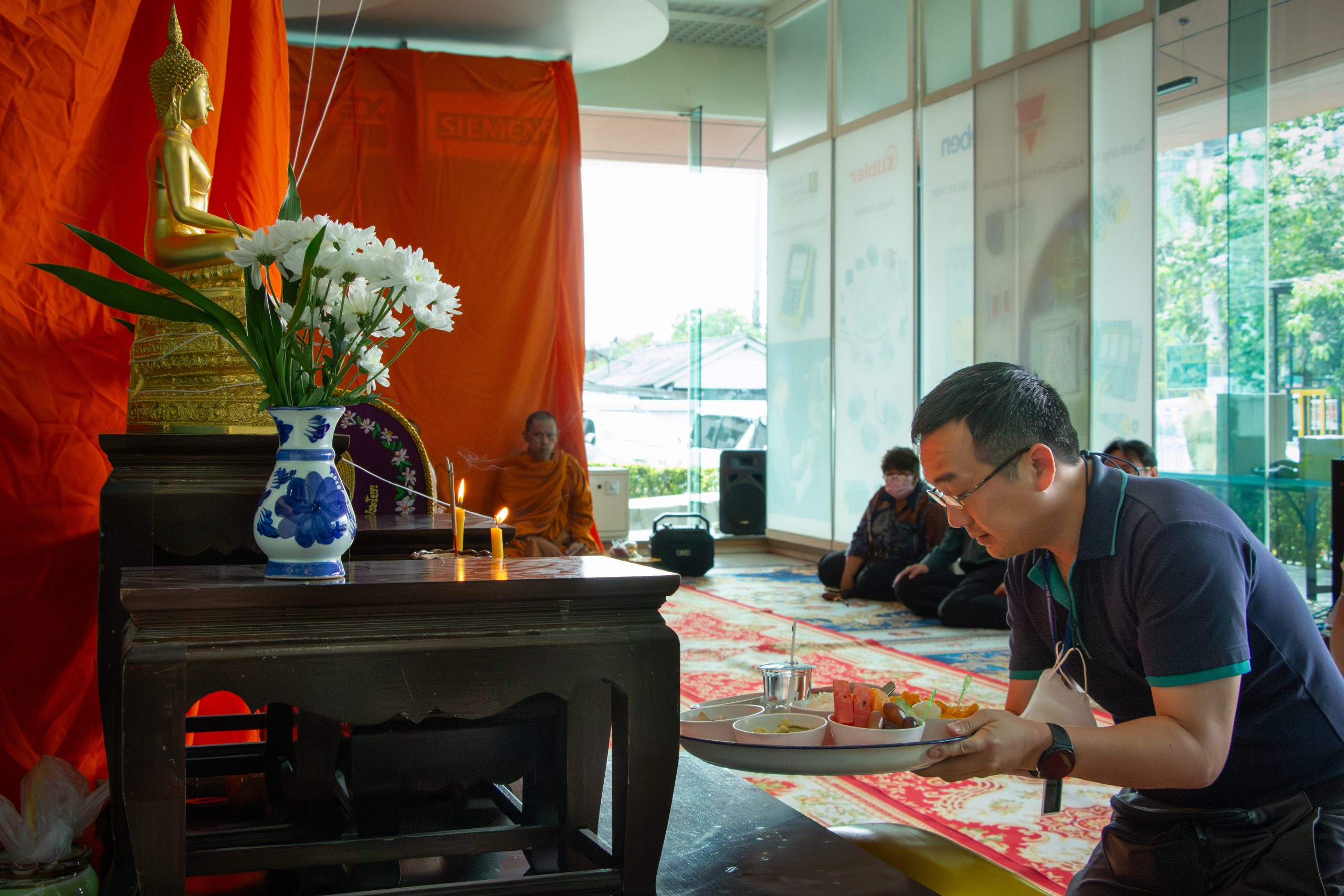 ผู้บริหารและพนักงานร่วมถวายภัตตาหารแด่พระพุทธรูป ในกิจกรรมทำบุญบริษัทของ TIC Solution Group ปี 2569