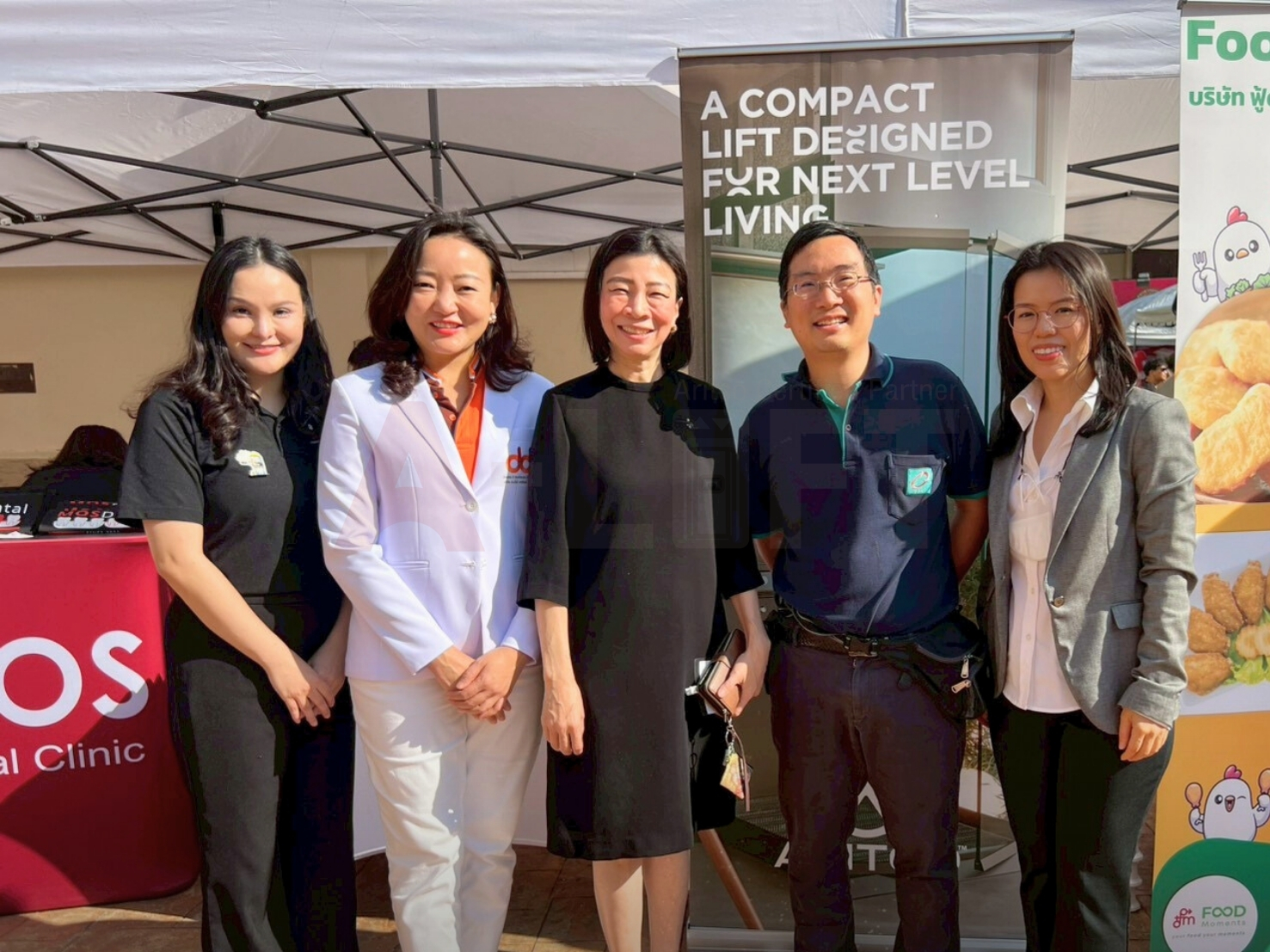 ดร. ทพญ. แพน สุ่นสวัสดิ์ จาก MOS Dental Clinic ร่วมกับคณะผู้บริหารแอลฟา-ลิฟต์ (ประเทศไทย) ในกิจกรรมวันเด็กแห่งชาติ 2569 ณ ทำเนียบรัฐบาล