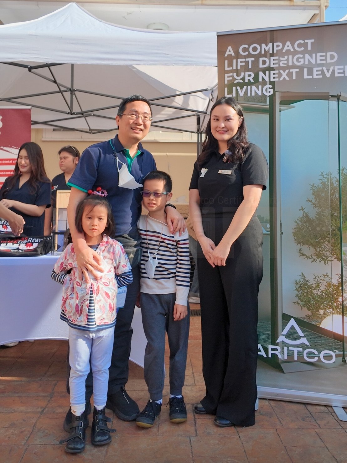 ผู้บริหารแอลฟา-ลิฟต์ (ประเทศไทย) ร่วมถ่ายภาพกับเด็กและครอบครัว พร้อมสาธิตแนวคิดเทคโนโลยี Aritco ในกิจกรรมวันเด็ก 2569
