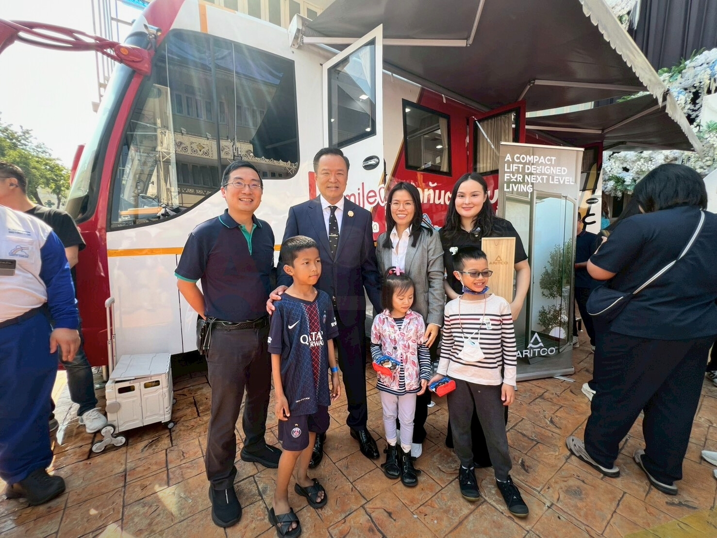 นายกรัฐมนตรีร่วมถ่ายภาพกับคณะผู้บริหารแอลฟา-ลิฟต์ (ประเทศไทย) ในกิจกรรมวันเด็กแห่งชาติ 2569 ณ ทำเนียบรัฐบาล