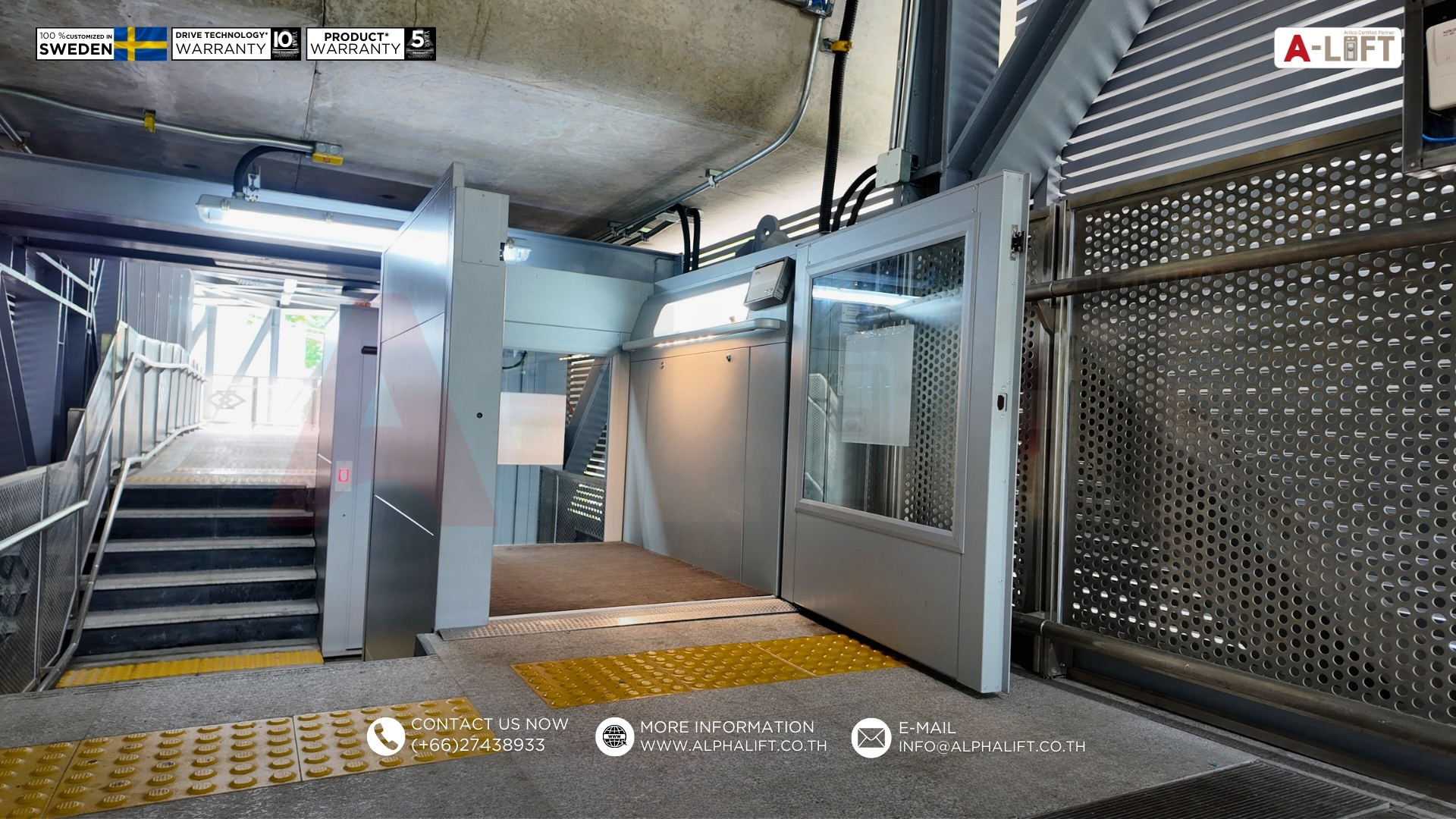 ลิฟต์สำหรับผู้ใช้รถเข็นวีลแชร์ Aritco PublicLift Access ติดตั้งในสถานีรถไฟฟ้า MRT พร้อมประตูเปิดปิดอัตโนมัติ ช่วยให้ผู้พิการเดินทางได้อย่างสะดวกและปลอดภัย