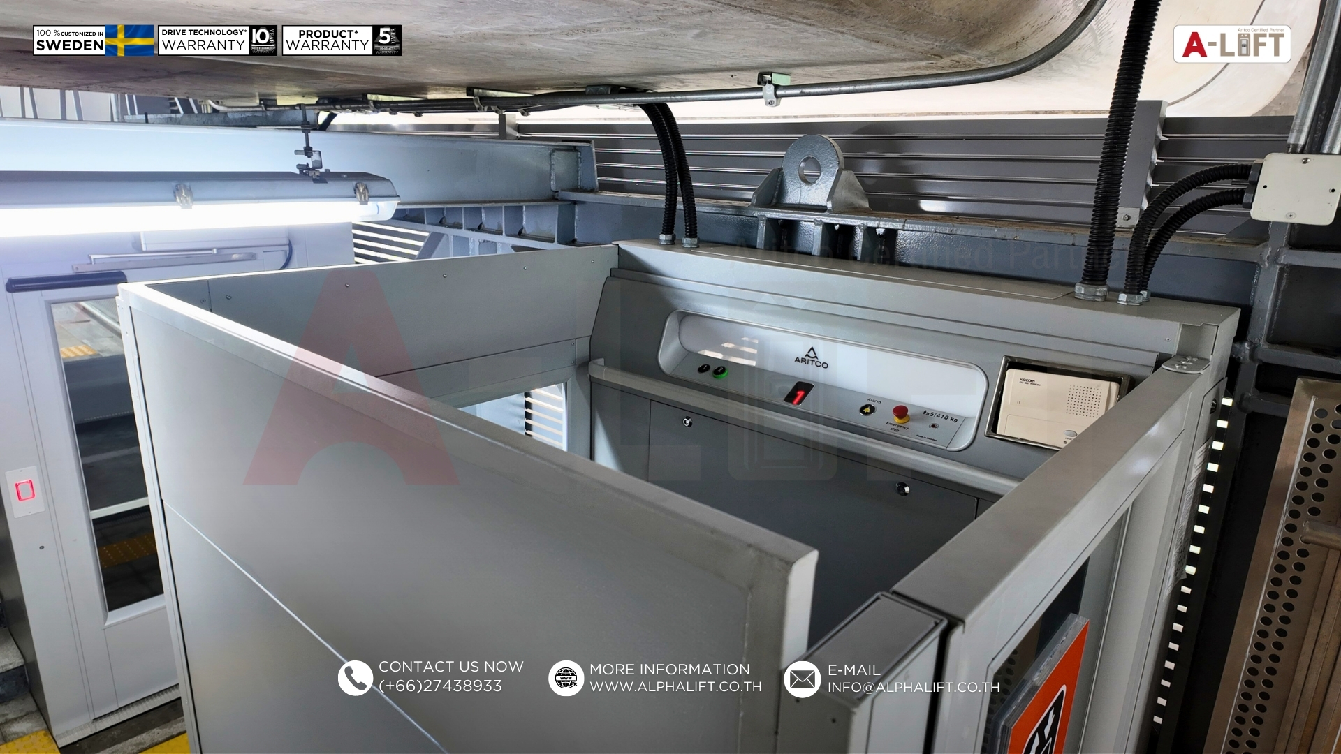 ภายในลิฟต์สำหรับผู้ใช้รถเข็นวีลแชร์ Aritco PublicLift Access แสดงแผงควบคุมและพื้นที่ใช้งานที่ออกแบบมาเพื่อรองรับผู้พิการในสถานีรถไฟฟ้า MRT