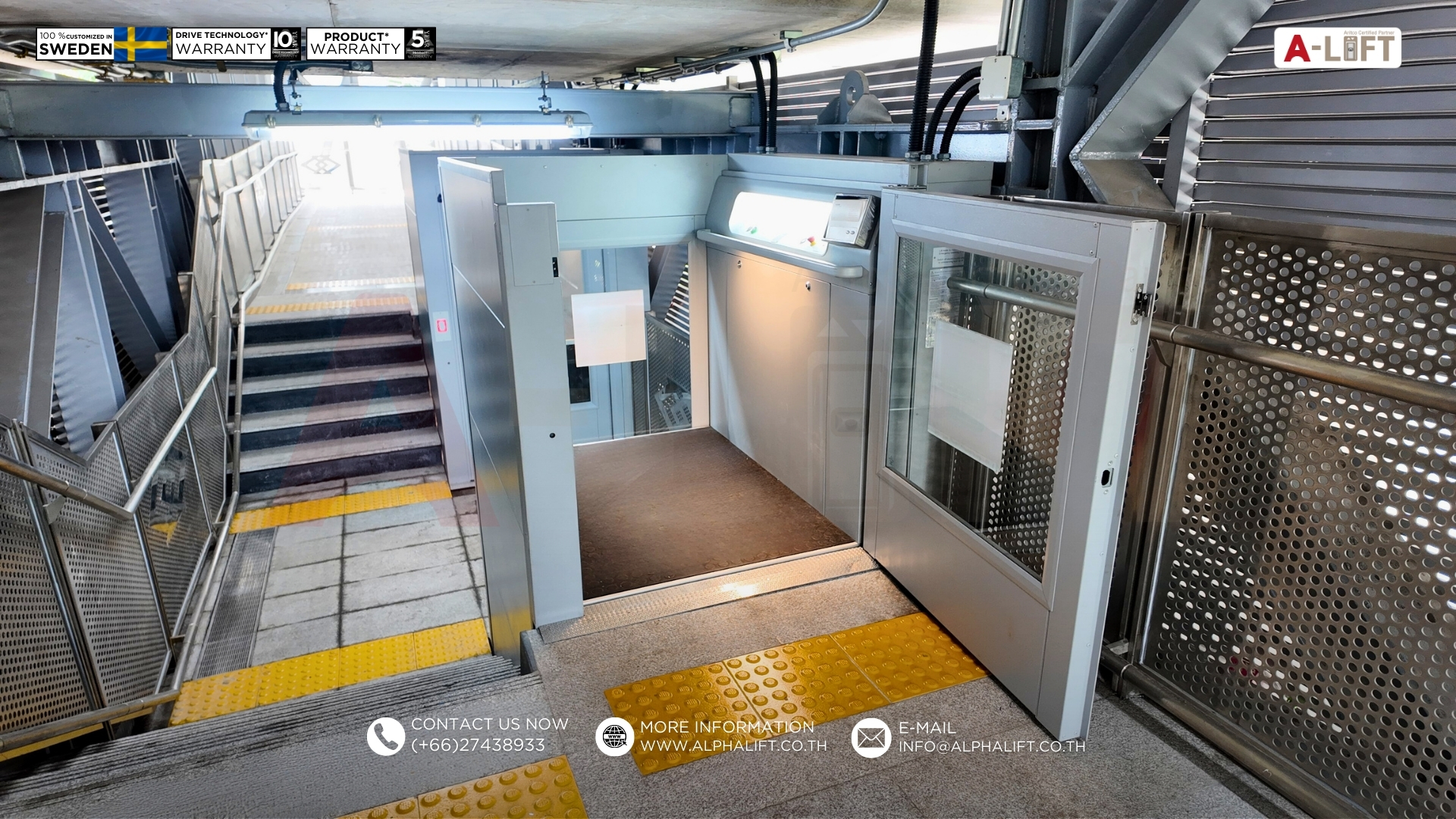 ลิฟต์สำหรับผู้ใช้รถเข็นวีลแชร์ Aritco PublicLift Access ติดตั้งในสถานีรถไฟฟ้า MRT พร้อมประตูเปิดปิดอัตโนมัติและพื้นที่เชื่อมต่อทางลาดอย่างปลอดภัย