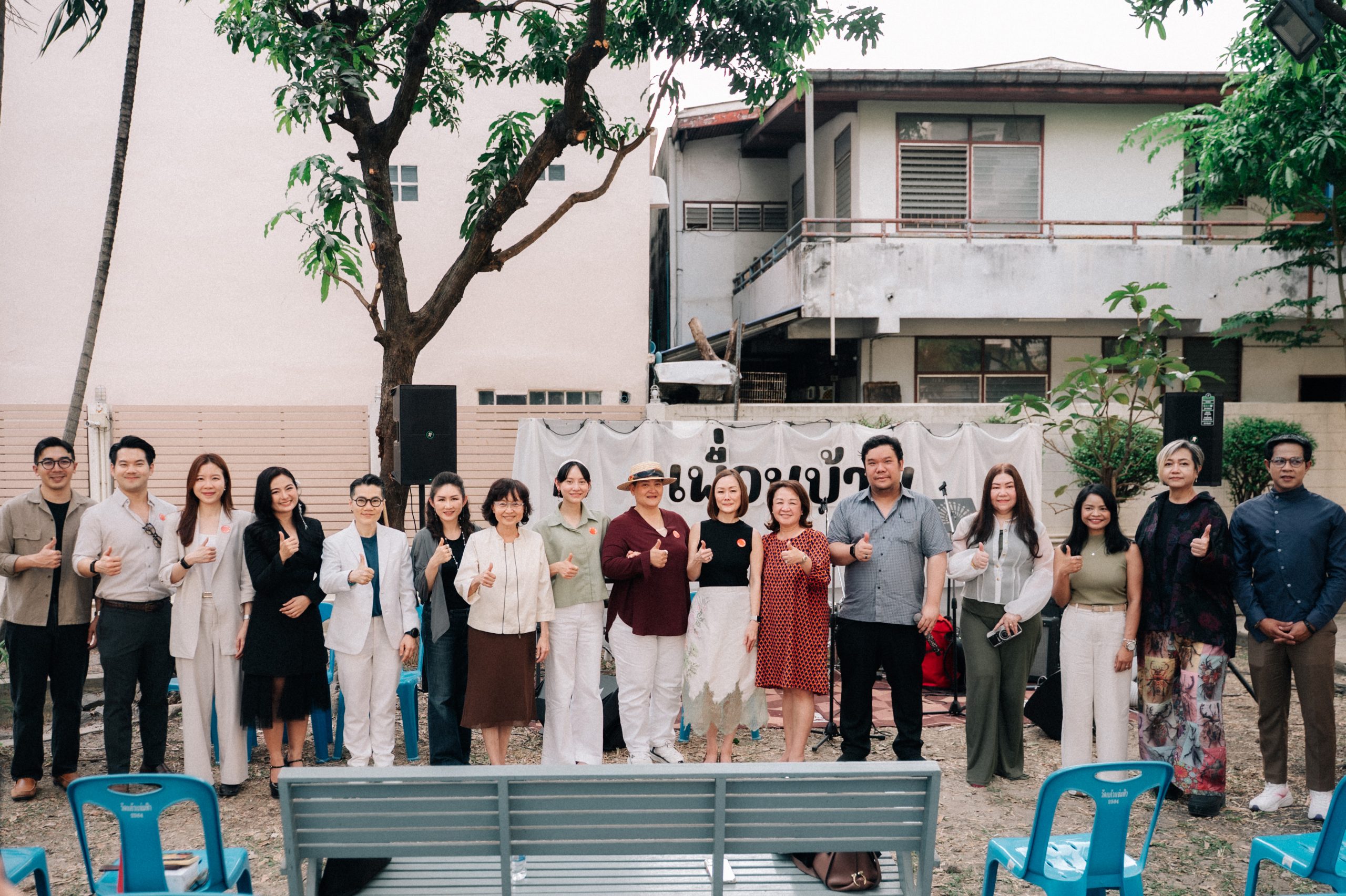 ภาพหมู่ทีมงานและผู้เข้าร่วมกิจกรรมในงาน Bangkok Design Week 2026