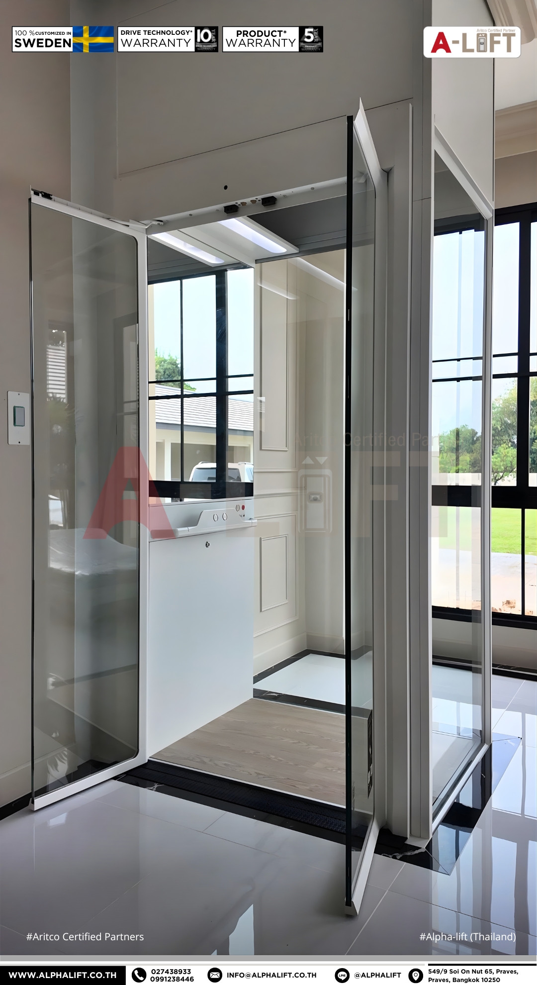 แผงควบคุมและราวจับภายในลิฟต์บ้าน Aritco HomeLift Compact พร้อมผนังกระจกเต็มบาน ช่วยเพิ่มความโปร่งและลดความอึดอัดในการใช้งาน