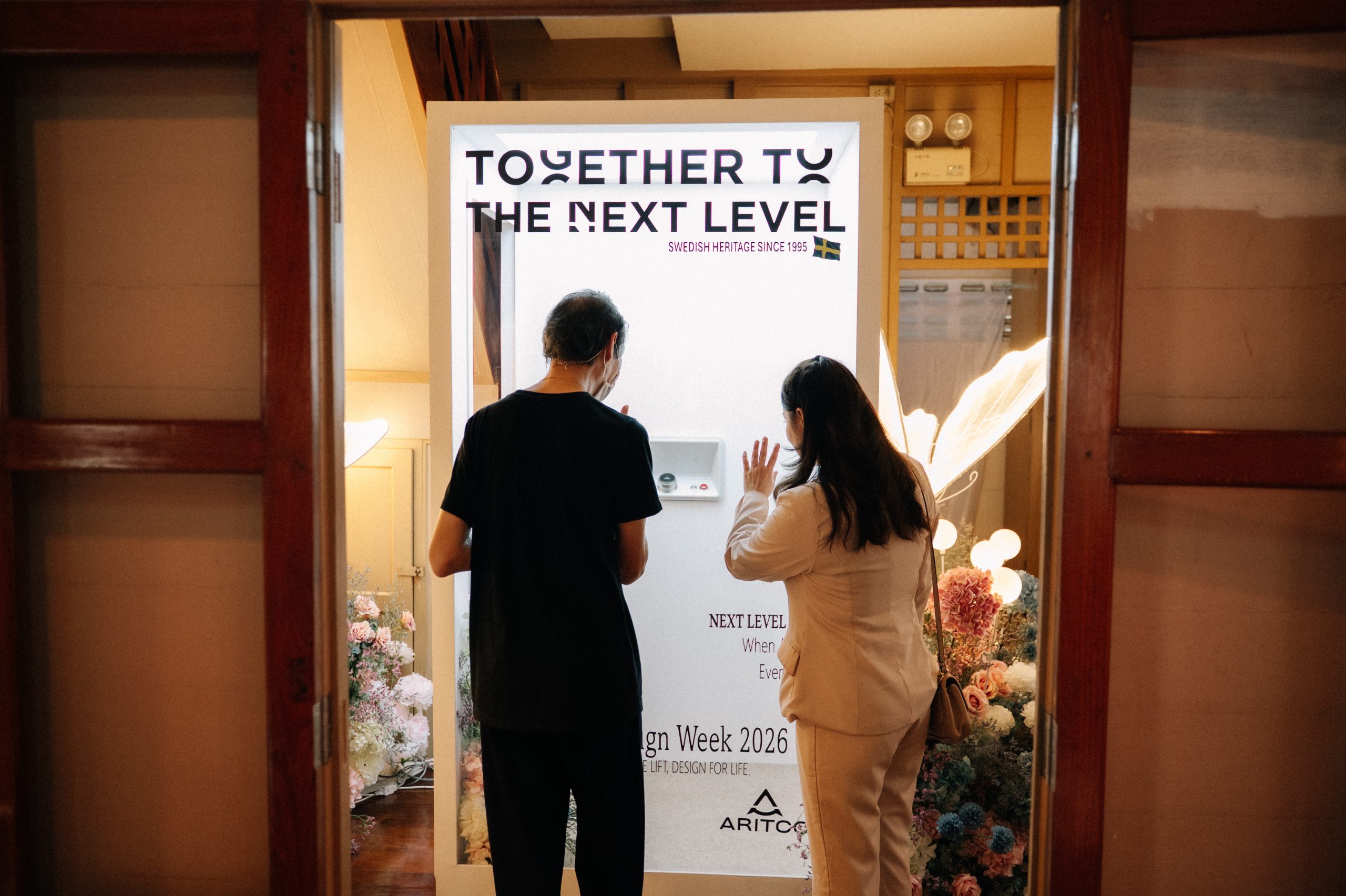 ผู้เข้าชมร่วมพูดคุยหน้าบูธลิฟต์บ้าน Aritco ในงาน Bangkok Design Week 2026
