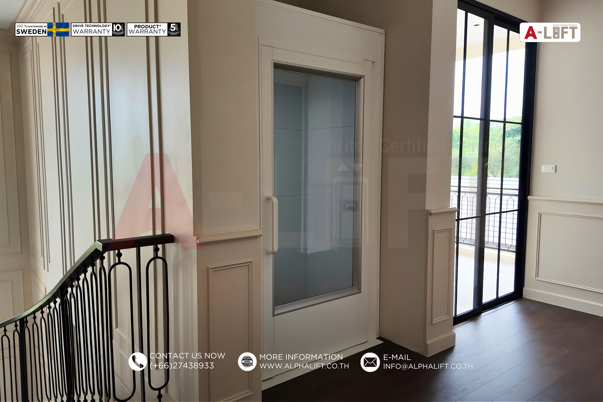 ลิฟต์บ้าน Aritco หลังติดตั้งที่ชั้น 2 พร้อมประตูบานสวิงเดี่ยว ออกแบบให้สอดคล้องกับดีไซน์ของบ้านอย่างลงตัว