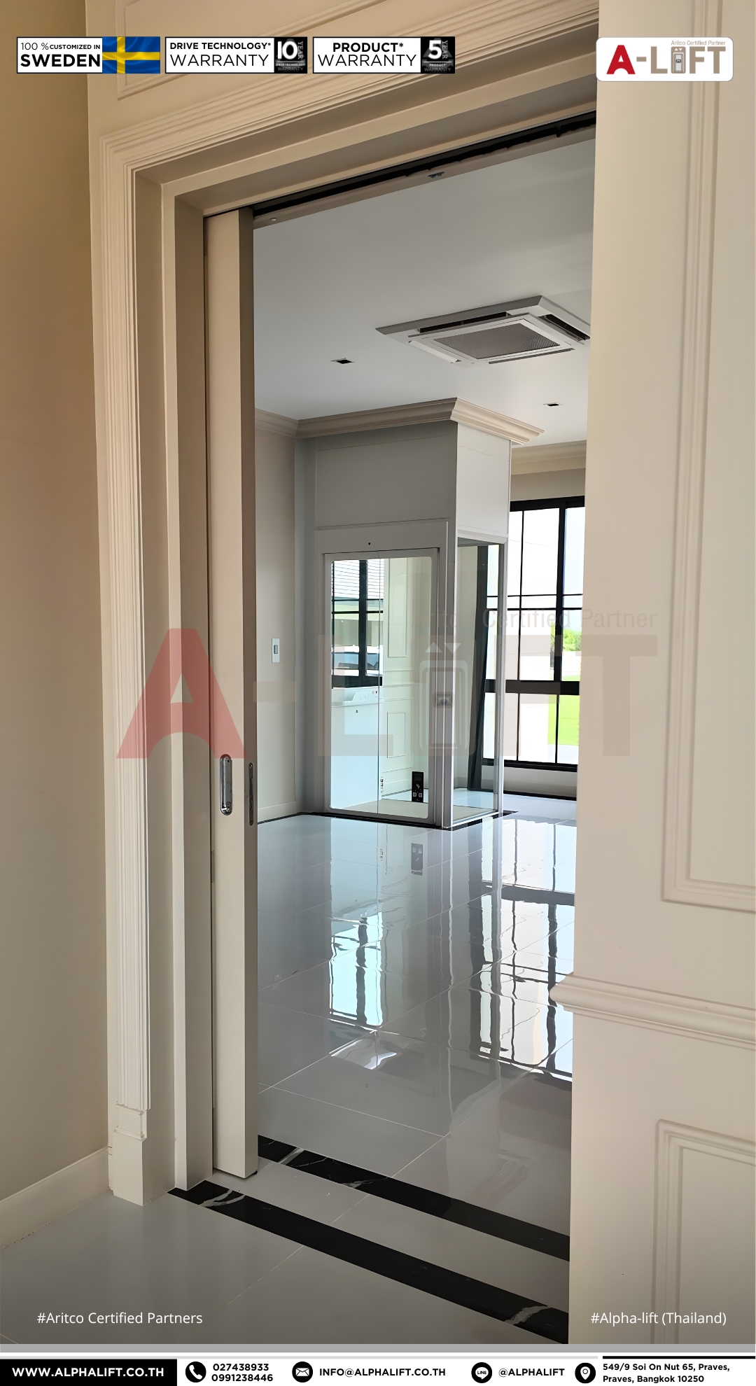 ลิฟต์บ้าน Aritco HomeLift Compact ติดตั้งชิดผนังเดิมของบ้าน พร้อมผนังกระจก ช่วยให้ดีไซน์ดูโปร่งและกลมกลืนกับพื้นที่โดยรวม