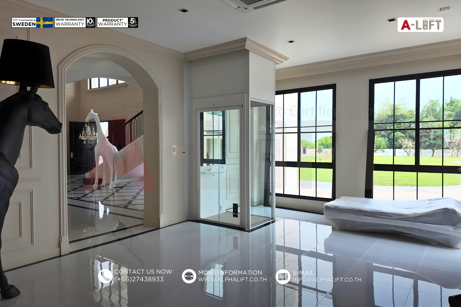 ลิฟต์บ้าน Aritco HomeLift Compact หลังติดตั้งจริงที่ชั้น 1 พร้อมผนังกระจกและประตูบานสวิงคู่ เปิด–ปิดอัตโนมัติ ภายในบ้านพักอาศัย 2 ชั้น