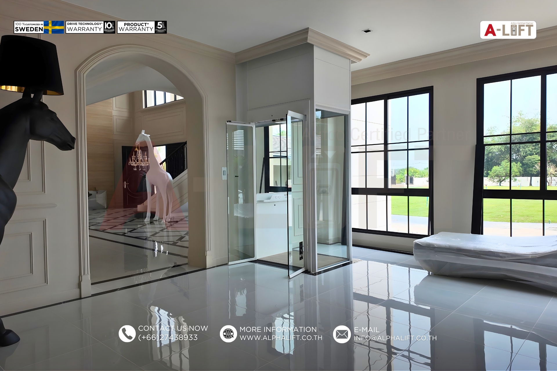 รายละเอียดประตูบานสวิงคู่ของลิฟต์บ้าน Aritco HomeLift Compact ขณะเปิดใช้งาน ช่วยเพิ่มความสะดวกและคงความสวยงามของดีไซน์
