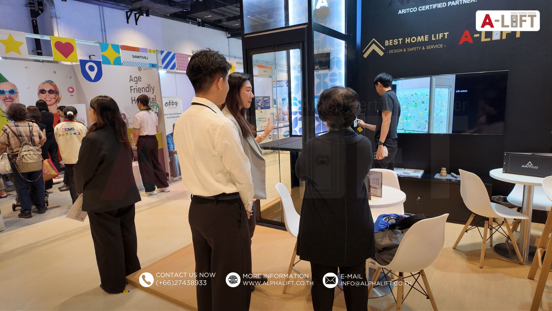 ผู้เข้าชมทดลองใช้งาน Aritco HomeLift ภายในงาน SILGEN 2026