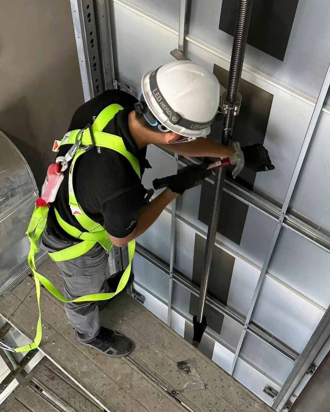 ทีมวิศวกร Alpha-Lift ที่ผ่านการรับรองกำลังติดตั้งลิฟต์บ้าน Aritco ตามมาตรฐานสากล