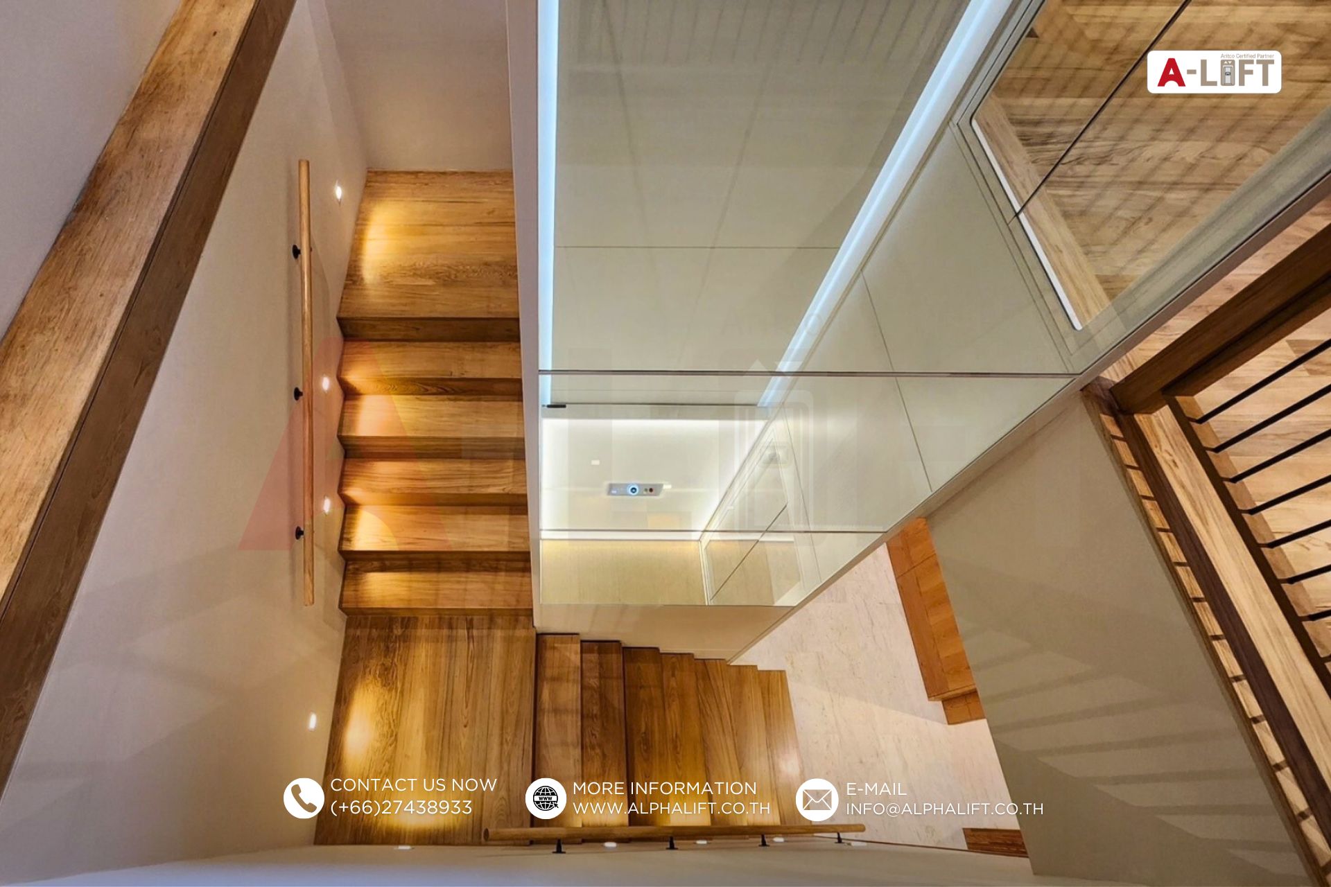 ลิฟต์บ้าน Aritco HomeLift ติดตั้งกลางโถงบันไดภายในบ้านสไตล์โมเดิร์น