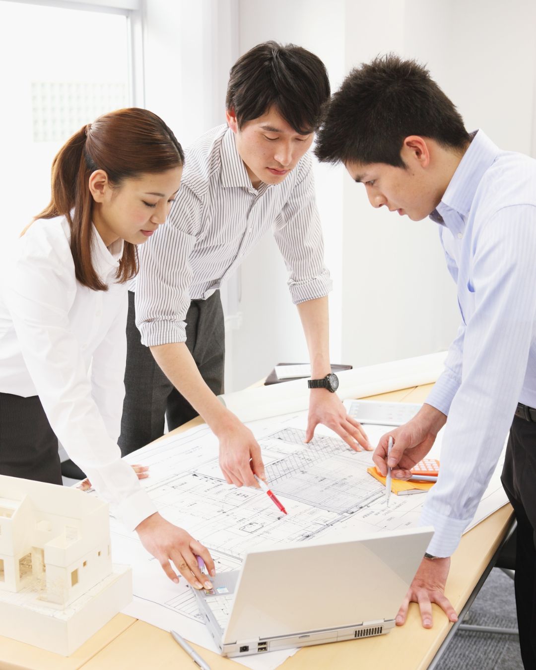 ทีมวิศวกร Alpha-Lift วางแผนและออกแบบลิฟต์บ้านให้เหมาะกับโครงสร้างและการใช้งานจริงของบ้าน