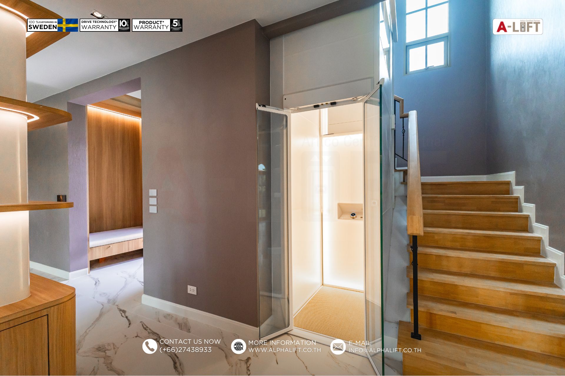 Aritco HomeLift S8 ลิฟต์บ้าน 2 ชั้น ขณะเปิดประตูบริเวณกลางโถงบันได ภายในโครงการ SERENO ลำลูกกา ปทุมธานี