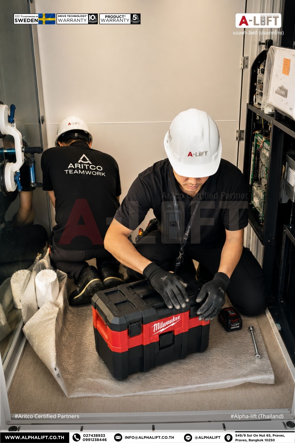 ทีมวิศวกร Alpha-Lift กำลังติดตั้งลิฟต์บ้าน Aritco HomeLift S15 ภายในบ้านพักอาศัย 3 ชั้น ย่านสุขุมวิท 101 กรุงเทพมหานคร